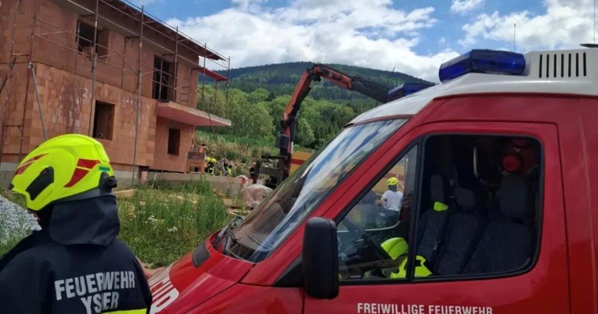 Zimmerer-st-rzte-8-Meter-von-Dach-Schwer-verletzt