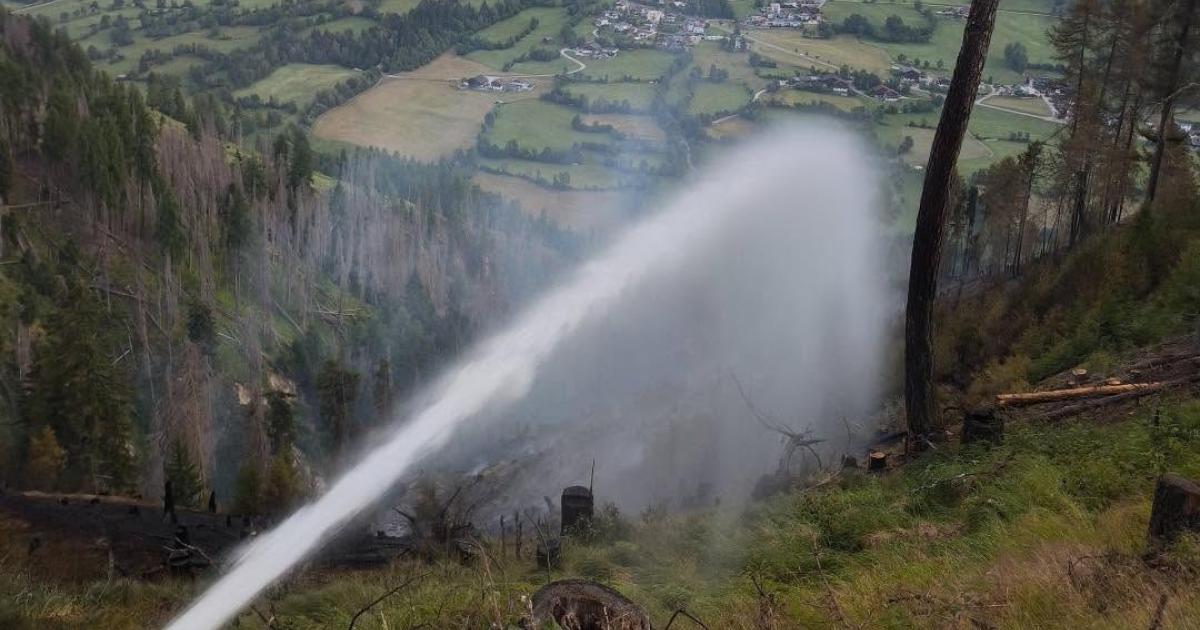 Letzte-Glutnester-beseitigt-Brand-aus-bei-Waldbrand-in-Osttirol