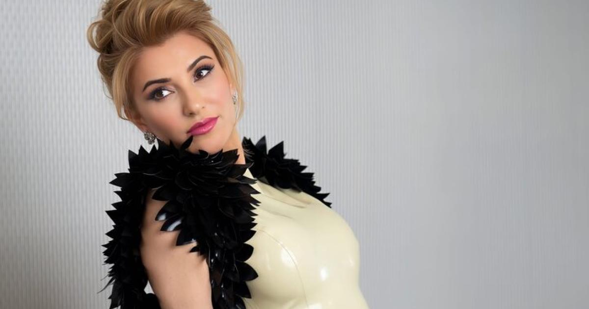 So-sexy-kann-Klassik-sein-Pianistin-Donka-Angatscheva-in-Lack-und-Latex