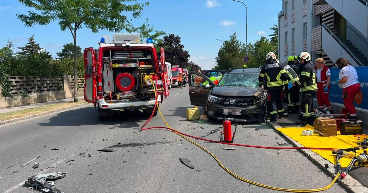 Unfall-mit-Linienbus-Hubschrauber-im-Bezirk-G-nserndorf-im-Einsatz