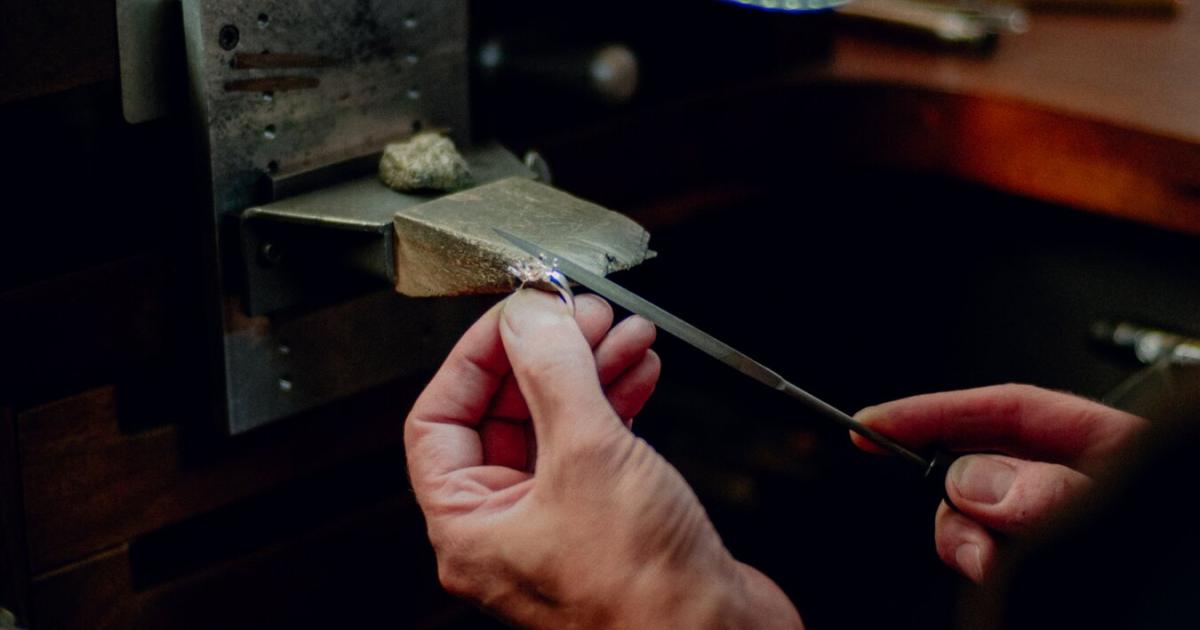 Juwelier-A-E-K-chert-Wo-der-Kunde-immer-noch-Kaiser-ist