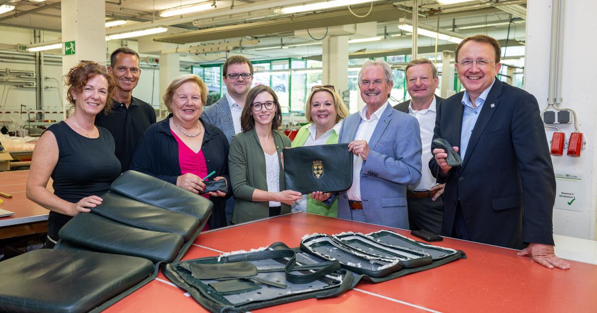 Projekt-in-N-Alte-Landtagssessel-werden-zu-Taschen