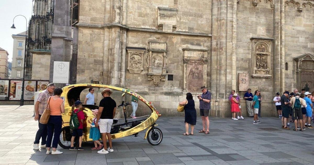 Stephansplatz-Mozarts-sind-weg-Rikschas-nehmen-Platz-ein