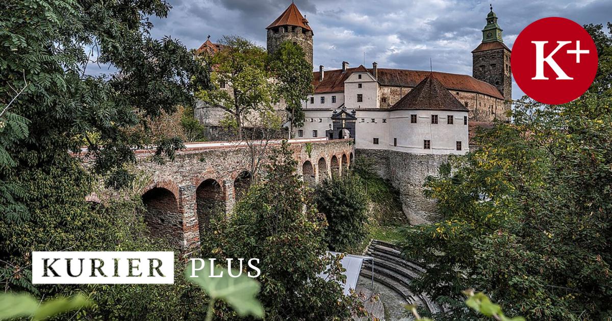Hochkar-tige-Diplomaten-diskutieren-auf-der-Friedensburg