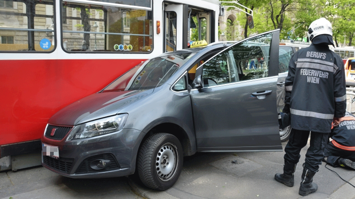 Taxi mit Straßenbahn kollidiert