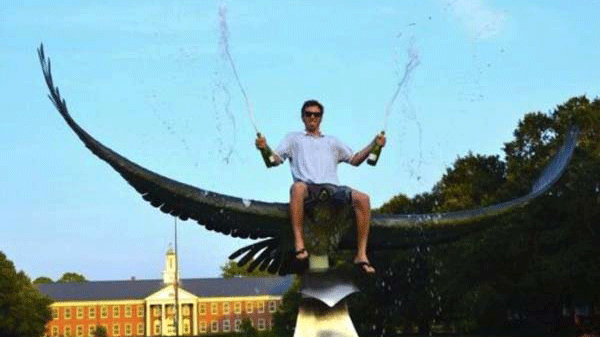 Ob Regen, Schnee ... oder Taubenkot: Mit stoischer Ruhe trotzen Statuen allen Witterungen und sonstigen Gemeinheiten. Würdevoll erinnern sie an wichtige Persönlichkeiten oder Ereignisse. Die Würde kann aber ganz schnell verloren gehen, wenn kreative Posierer den stoischen Statuen zu nahe kommen.