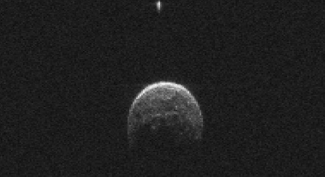 Asteroid hat einen kleinen Mond