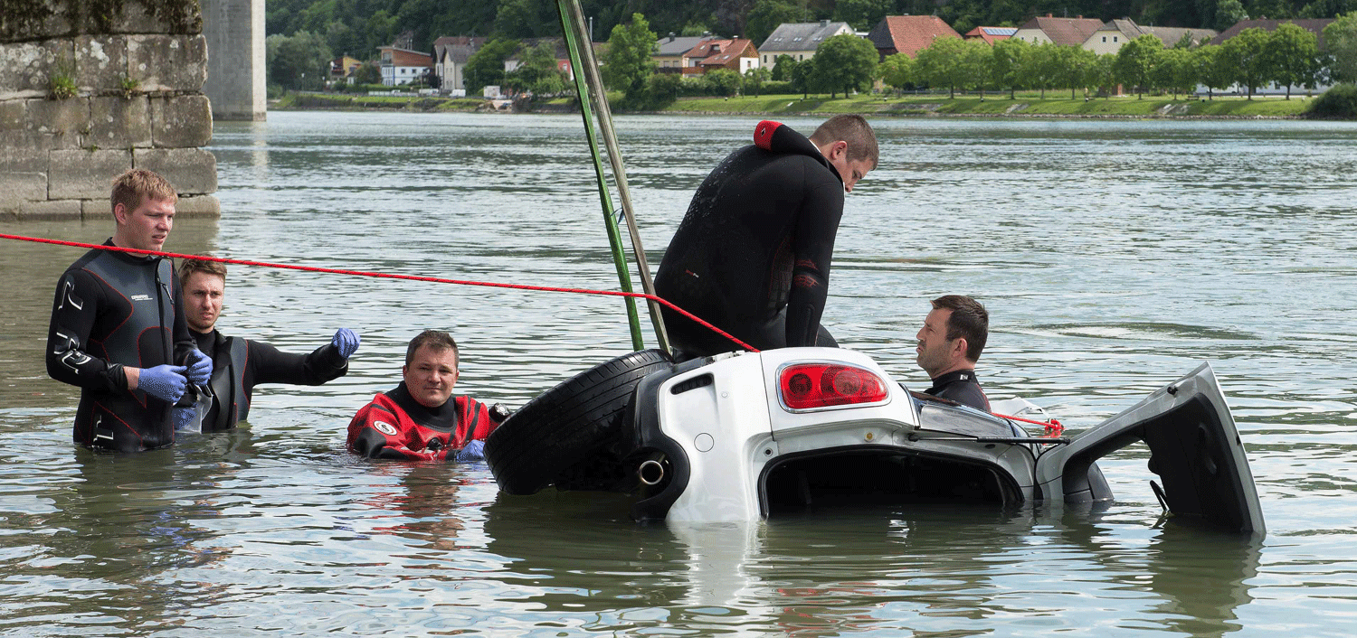 Auto stürzte in Donau: 19-jähriger Lenker vermisst