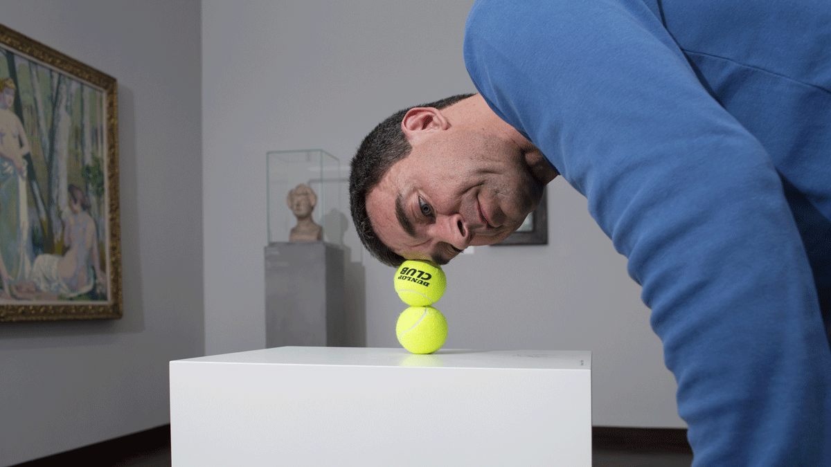 Erwin Wurms "One Minute Sculptures" im Frankfurter Städel Museum.