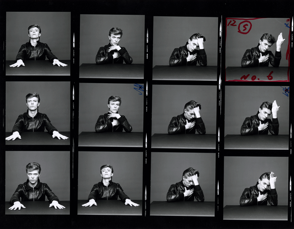 So ist ein Selbstporträt zu sehen, das als Vorlage für das legendäre "Heroes"-Cover diente.  Das Brücke-Museum, Bowies Lieblingsort in der Stadt, entlieh zwei Gemälde des Expressionisten Erich Heckel, die das Cover beeinflussten. Bild: “Heroes” Contact Print (Piece No. 32), 1977