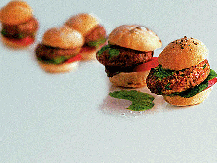 Mini Burger mit selbstgebackenen Rosmarin-Weckerln