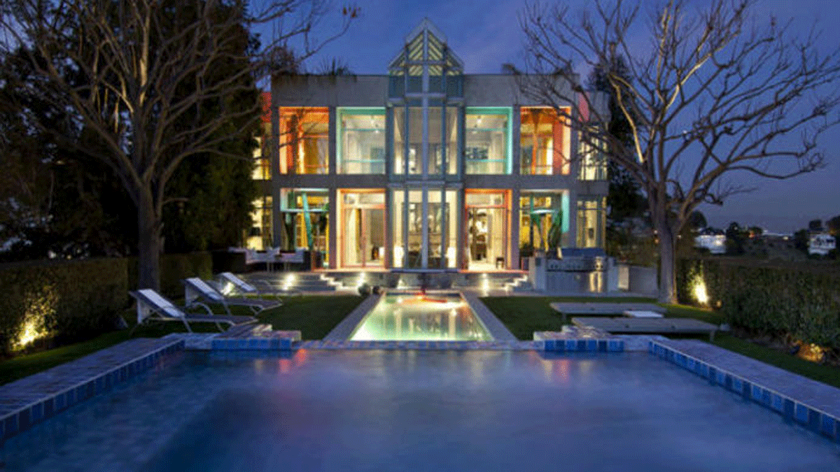 Rihanna wechselt Häuser wie ihre String-Tangas. Von einer Villa in Pacific Palisades in Los Angeles trennt sie sich nach nur zwei Jahren, um hier zu wohnen. Das neue Haus in den Bergen von L. A. trägt die Spitznamen "The Fortress" oder "King Of The Hill" und wurde 1996 von Architekt David Lawrence Gray entworfen.