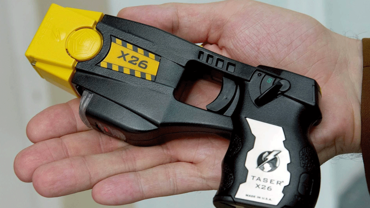 Taser-Waffen sollen Menschen mit einer 50.000-Volt-Ladung außer Gefecht setzen. In Österreich dürfen Spezialeinheiten und Beamte in Polizeianhaltezentren die Elektroschocker verwenden.