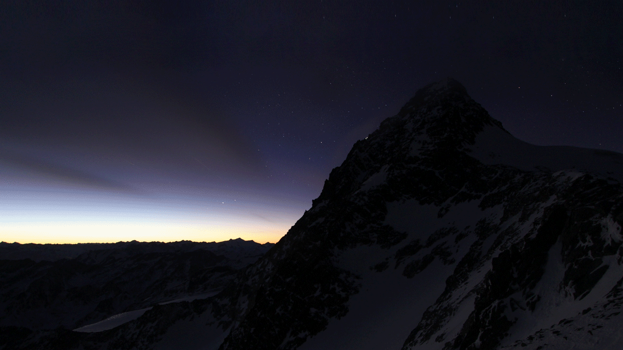 Ein GIF mit Blick auf den Großglockner. Stirnlampen von Bergsteigern sind sichtbar.