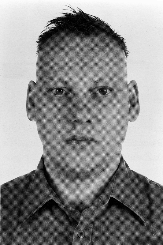 Günther Brandstetter ließ für seine 4-teilige Serie Fahndungsfotos von sich in einer Zeitung abdrucken, die er anschließend mit einer Großformatkamera auf Planfilm reproduzierte. Entgegen der üblichen Praxis wurden die vier Bilder keinem computertechnischen Veränderungsprozess unterworfen, sondern zeigen eine inszenierte, aber tatsächlich erfolgte Wandlung seines Aussehens.