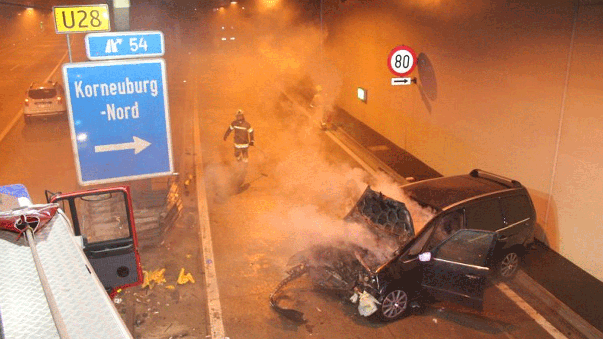 Pkw geriet nach Unfall auf S1 in Brand