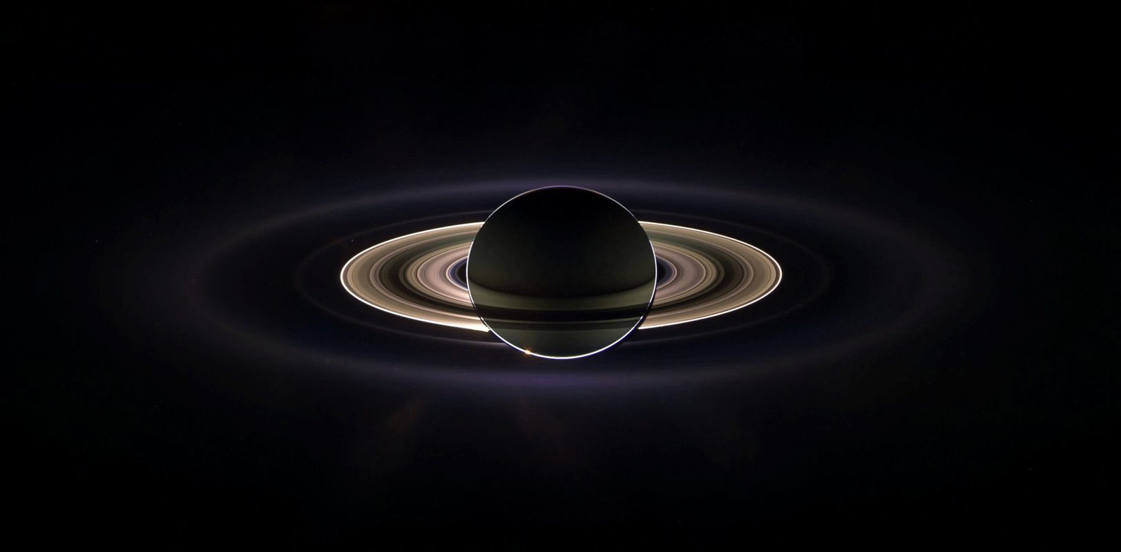 Dieses Bild des Saturn, von der Cassini Raumsonde 2006 während einer Art "Sonnenfinsternis" aufgenommen, wurde etwa aus 165 Einzelbildern zusammengesetzt.