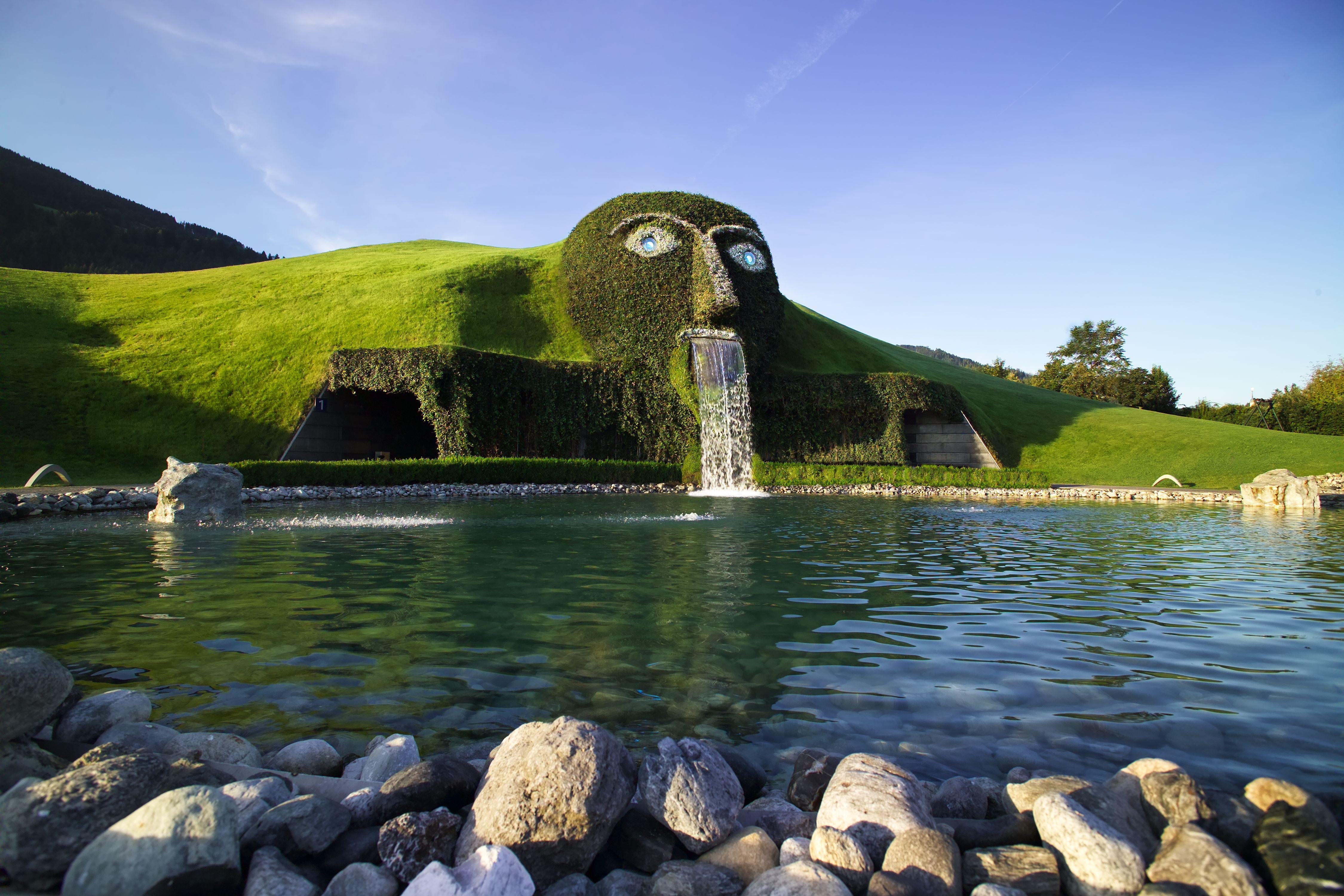 Riese_Sommer_cSwarovski_Kristallwelten.jpg