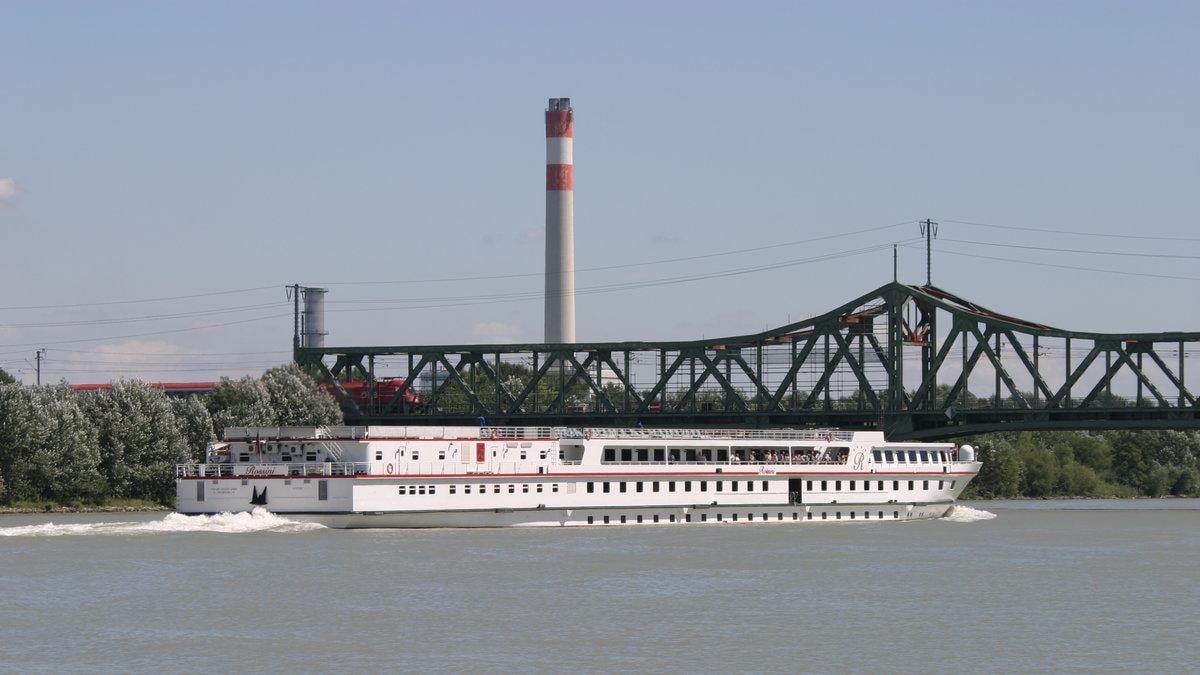 Donau-Kreuzfahrtschiff rammte Gerüst auf Ostbahnbrücke
