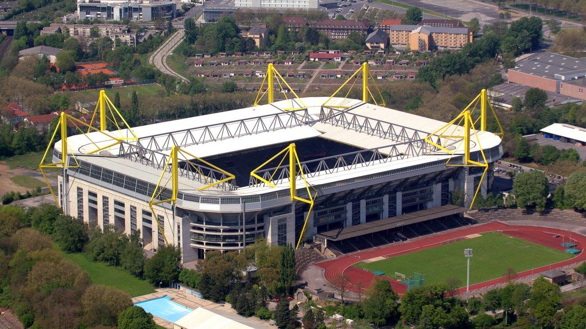 Verdächtiges Fahrzeug: Fußball-Fans durften BVB-Stadion nicht verlassen