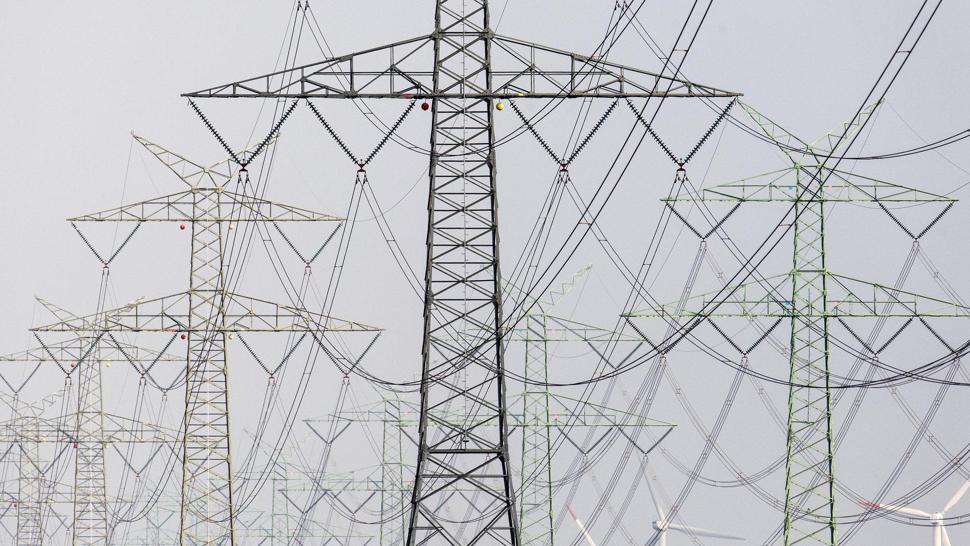 Omrežnine za elektriko se bodo leta 2026 rahlo zvišale, za plin pa močno