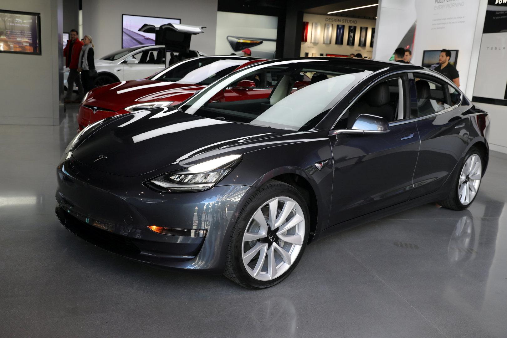 Tesla setzt Produktion von seinem Hoffnungsträger Model 3 aus