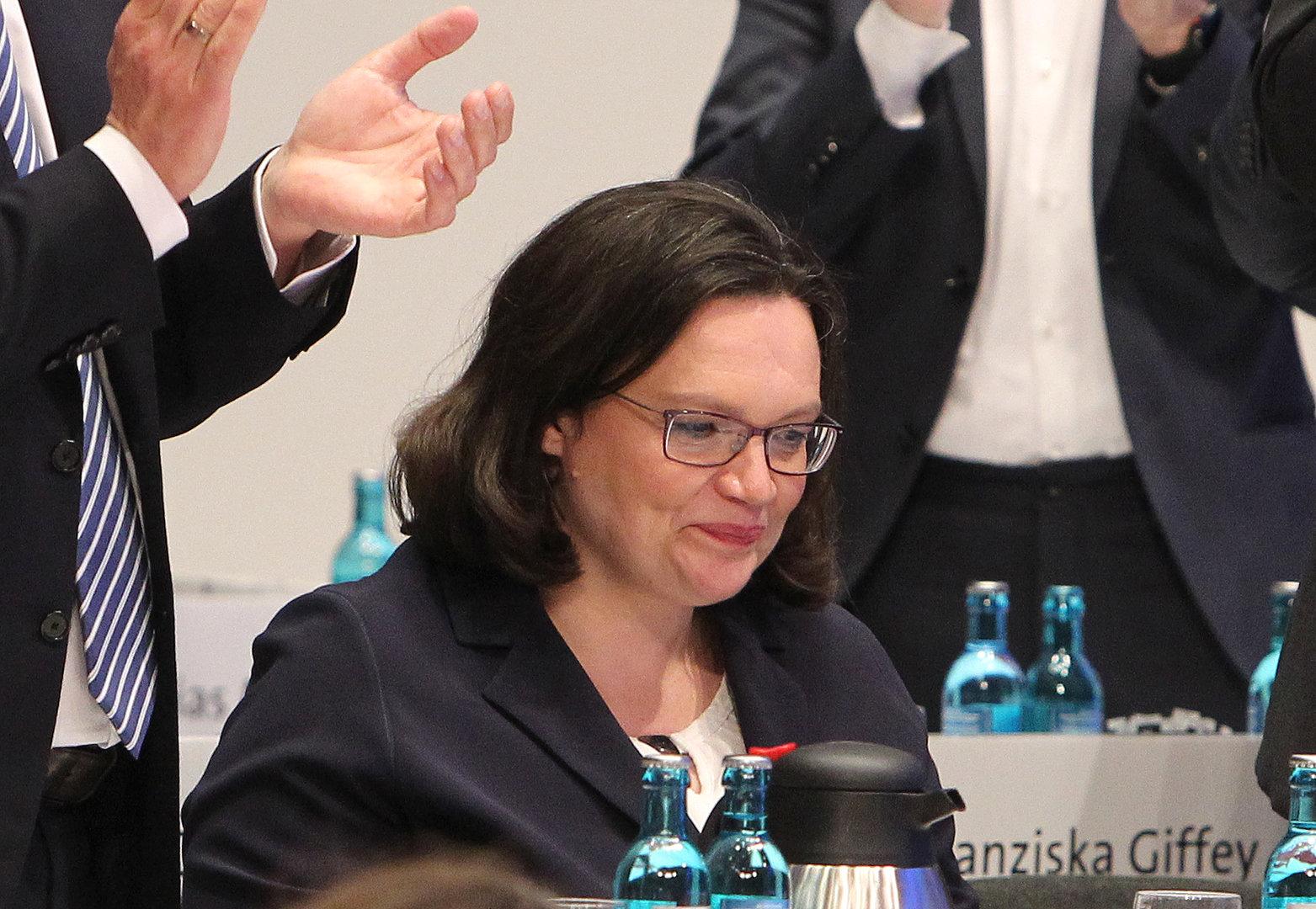 Nahles mit schwachem Ergebnis zur ersten SPD-Chefin gewählt