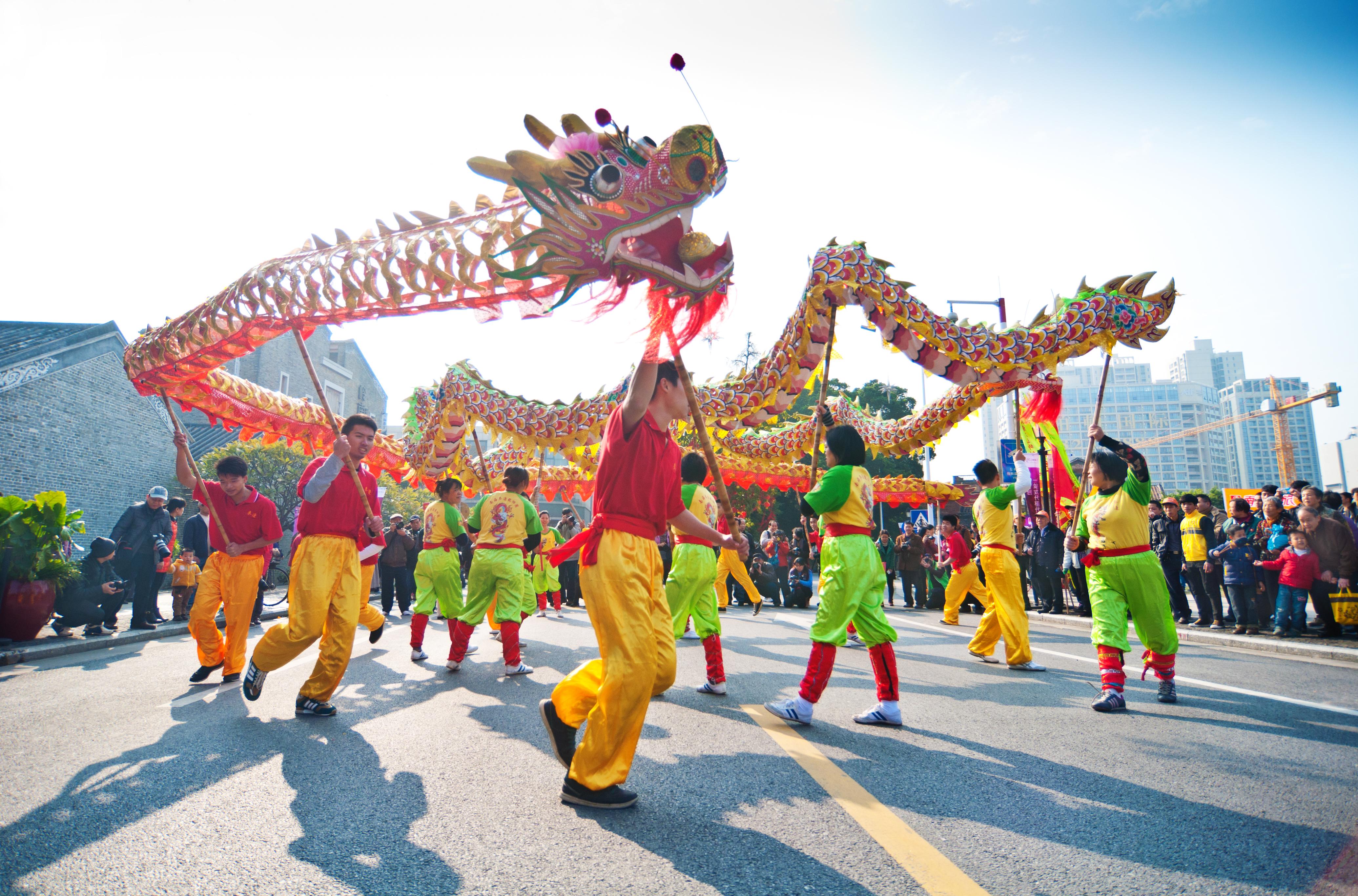 New years festival. Танец дракона в Китае. Танец дракона в Китае на новый год. Китайский новый год танец дракона. Фестиваль дракона в Китае.