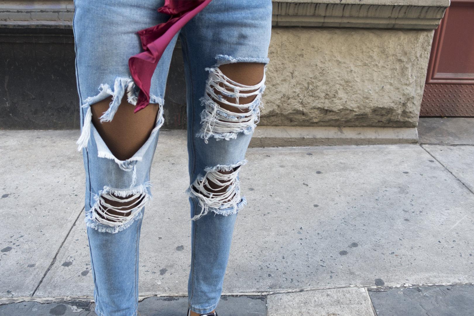 Löchrige Jeans: Schülerin musste Beine mit Tape abkleben