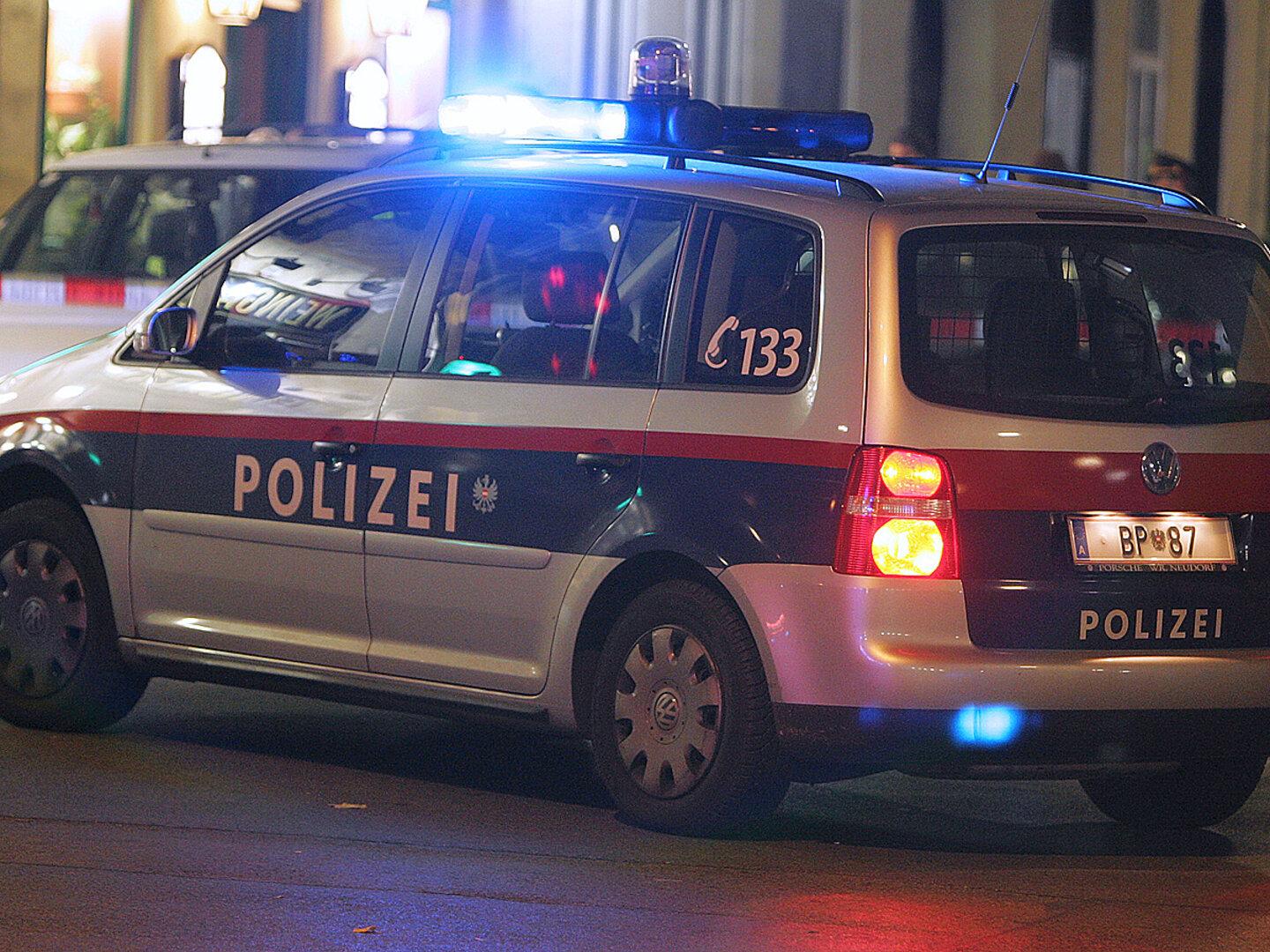Mann bei Wiener Straßenbahnstation in Bauch gestochen: Täter flüchtig