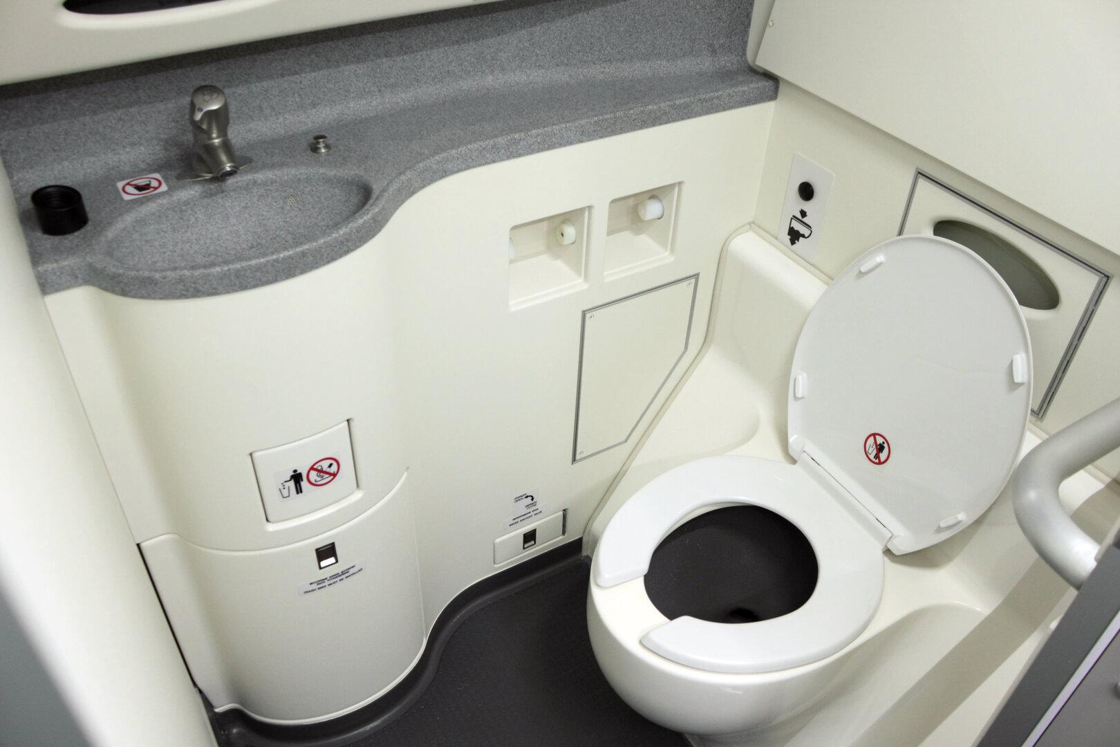 Toiletten im Flugzeug defekt: Passagiere sollen in Flaschen urinieren