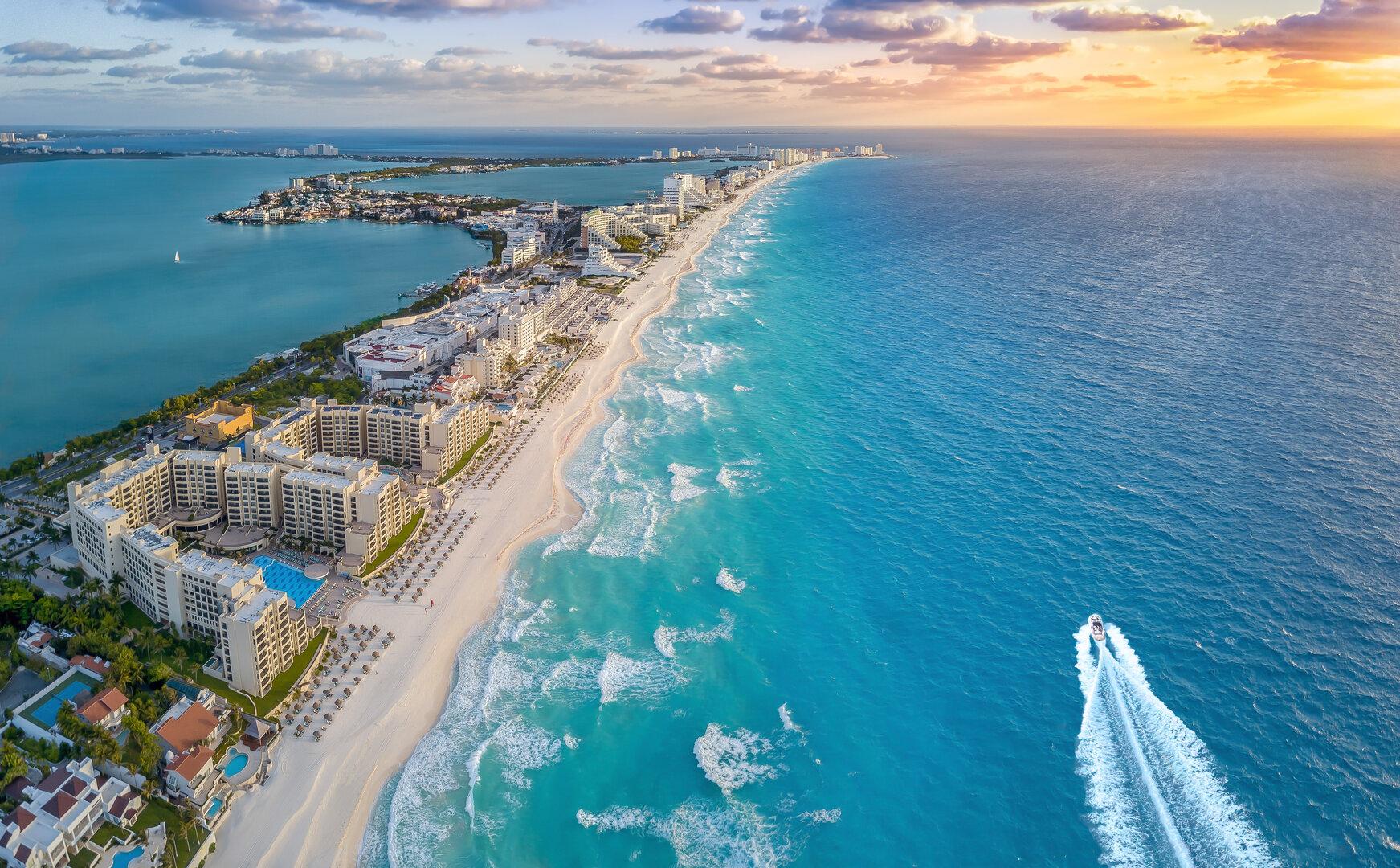 Luftaufnahme von Cancún mit Hotels, Strand und türkisfarbenem Meer.