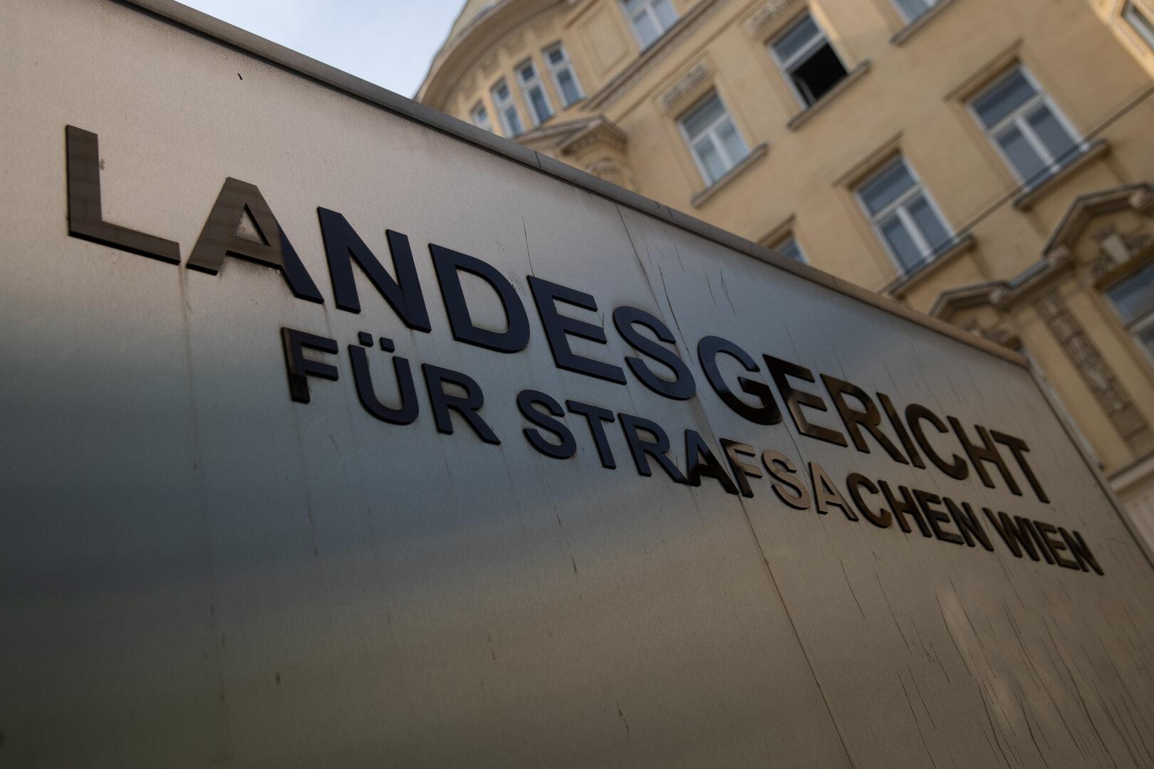 Mutter tötete Sohn in akuter Psychose: Prozess vertagt