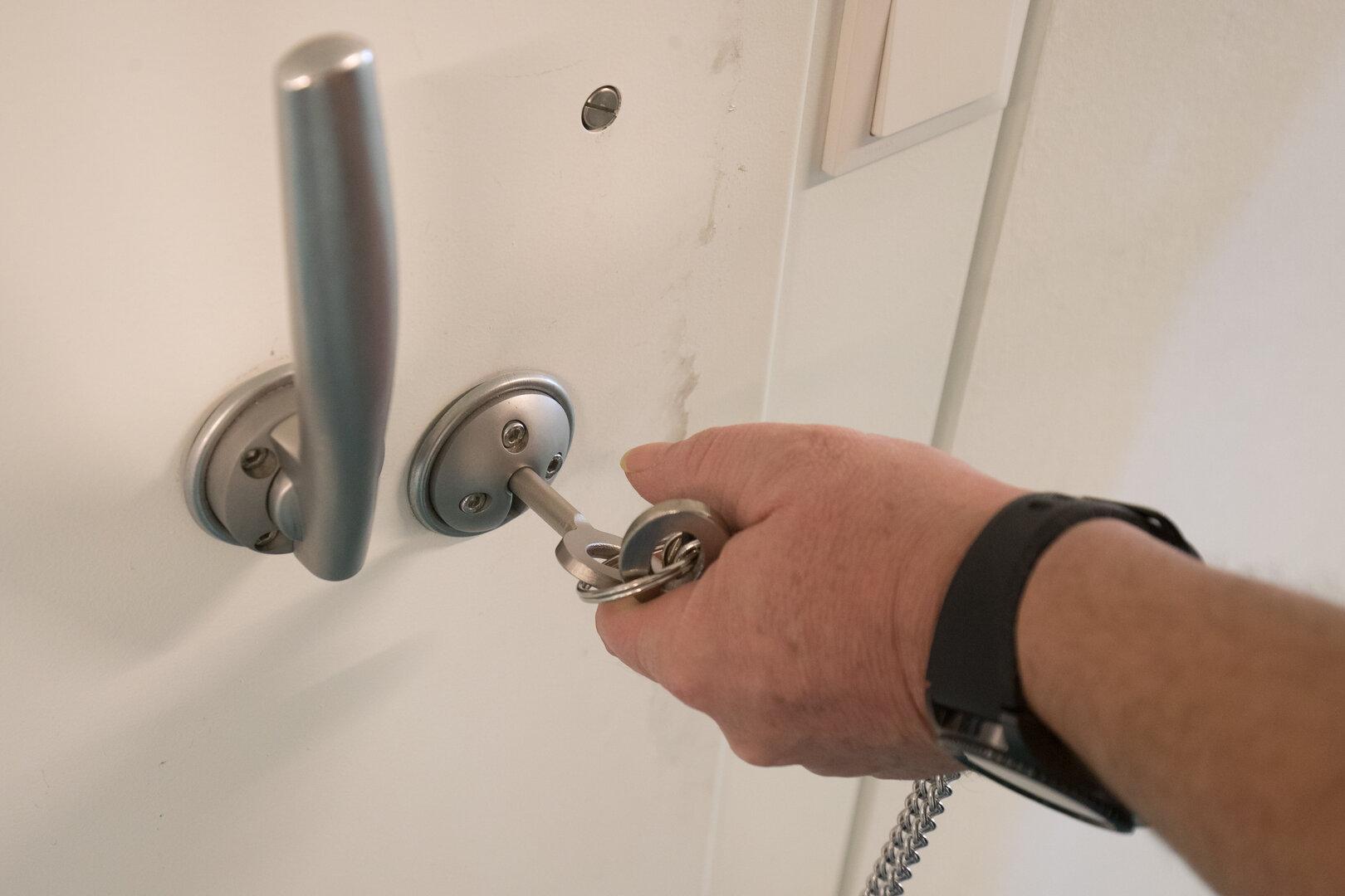 ÖVP Zgornja Avstrija predlaga zaporne kazni za "brezbrižne" starše, kar je sprožilo kritike