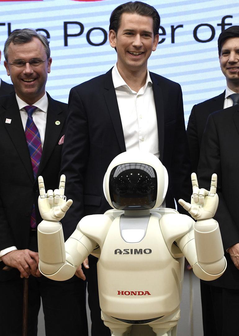 BUNDESKANZLER KURZ IN JAPAN: BESUCH HONDA