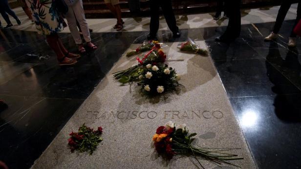 Trotz Protesten: Spaniens Diktator Franco wird aus dem Grab geholt