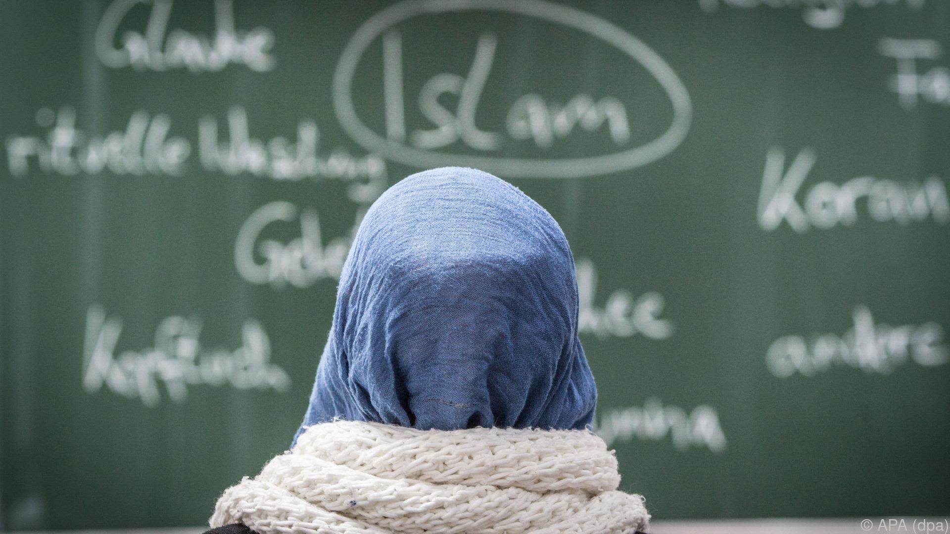 ÖVP, FPÖ sowie zwei JETZT-Mandatare stimmten für Kopftuchverbot