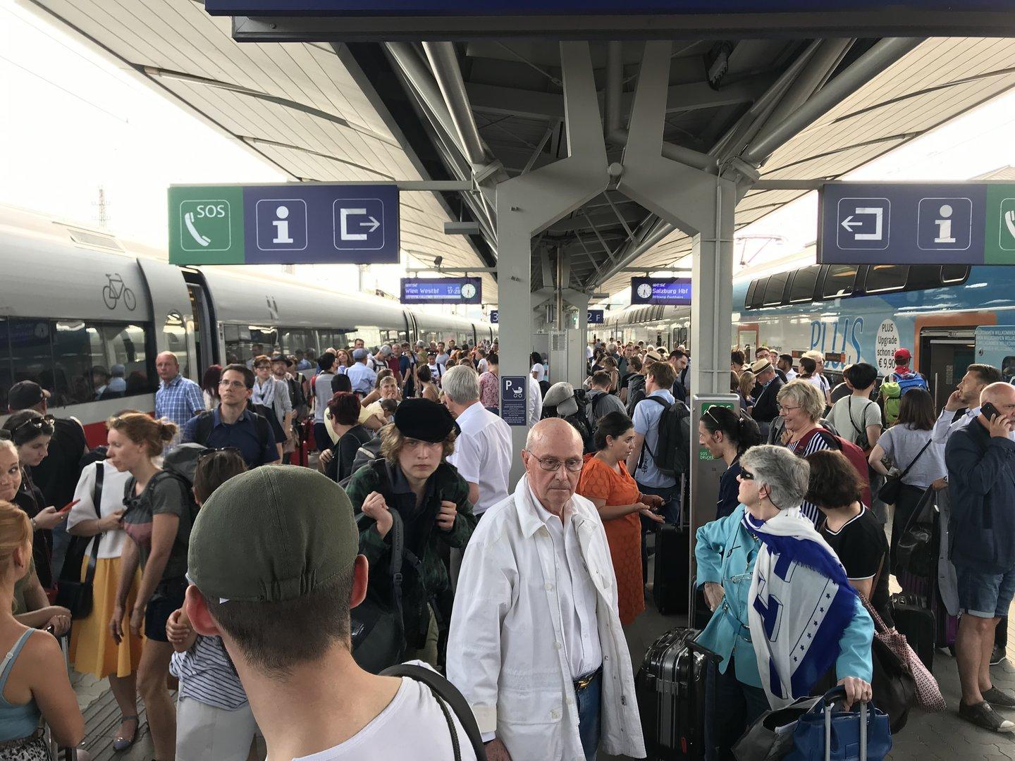 Tausende Zuggäste saßen stundenlang auf Bahnhöfen fest