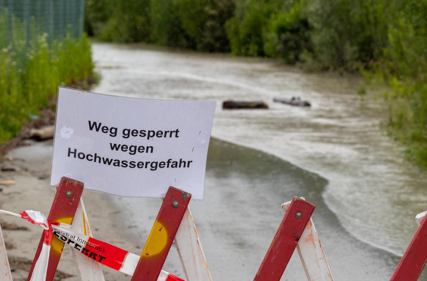 Hochwasser im Inn: Radfahrer nach Sturz verschollen