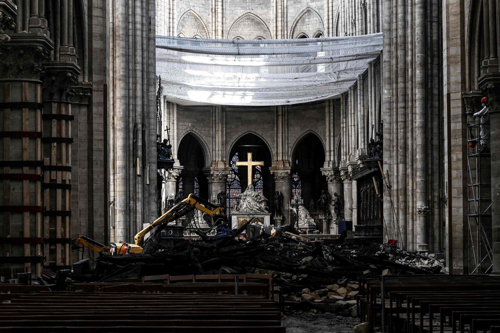 Windböen bedrohen das  Gewölbe von Notre-Dame