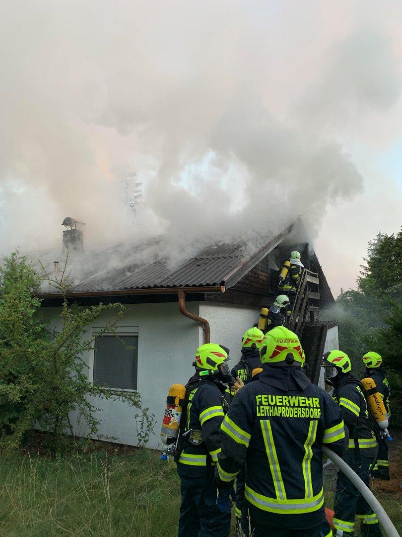 Feuerwehren kämpften gegen Wohnhausbrand im Nordburgenland
