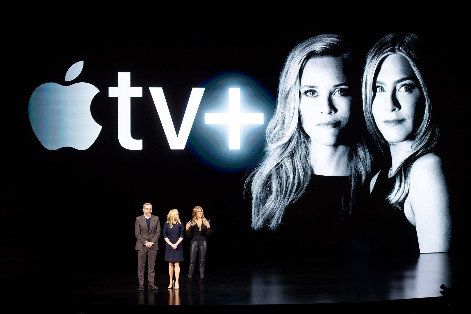 Reese Witherspoon, Jennifer Aniston und Jay Carson auf einer Apple TV+ Präsentation.