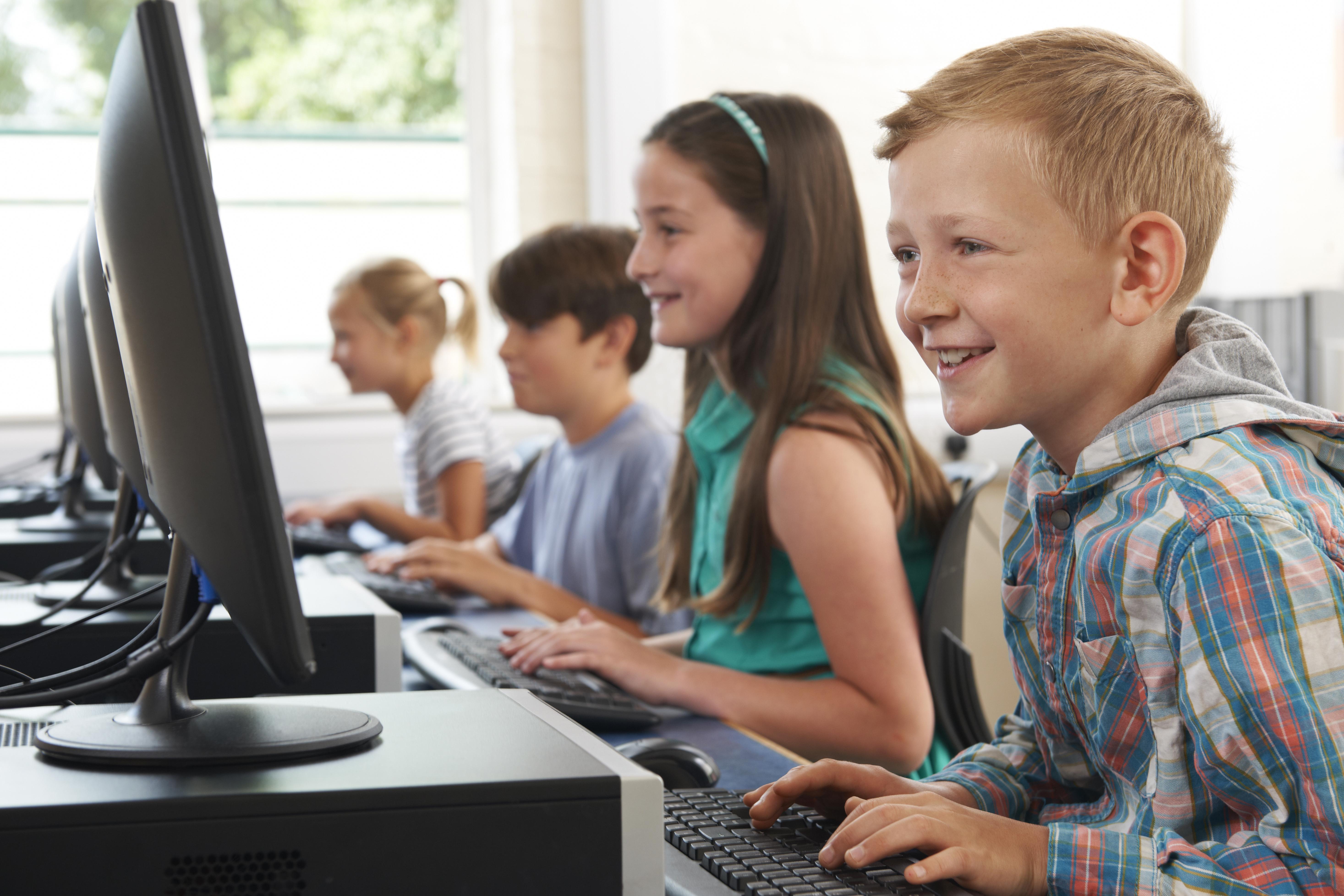 Юный информатик 1 класс. Ребенок за компом. Ребенок за компьютером. Компьютер для школьника. Компьютер в школе.