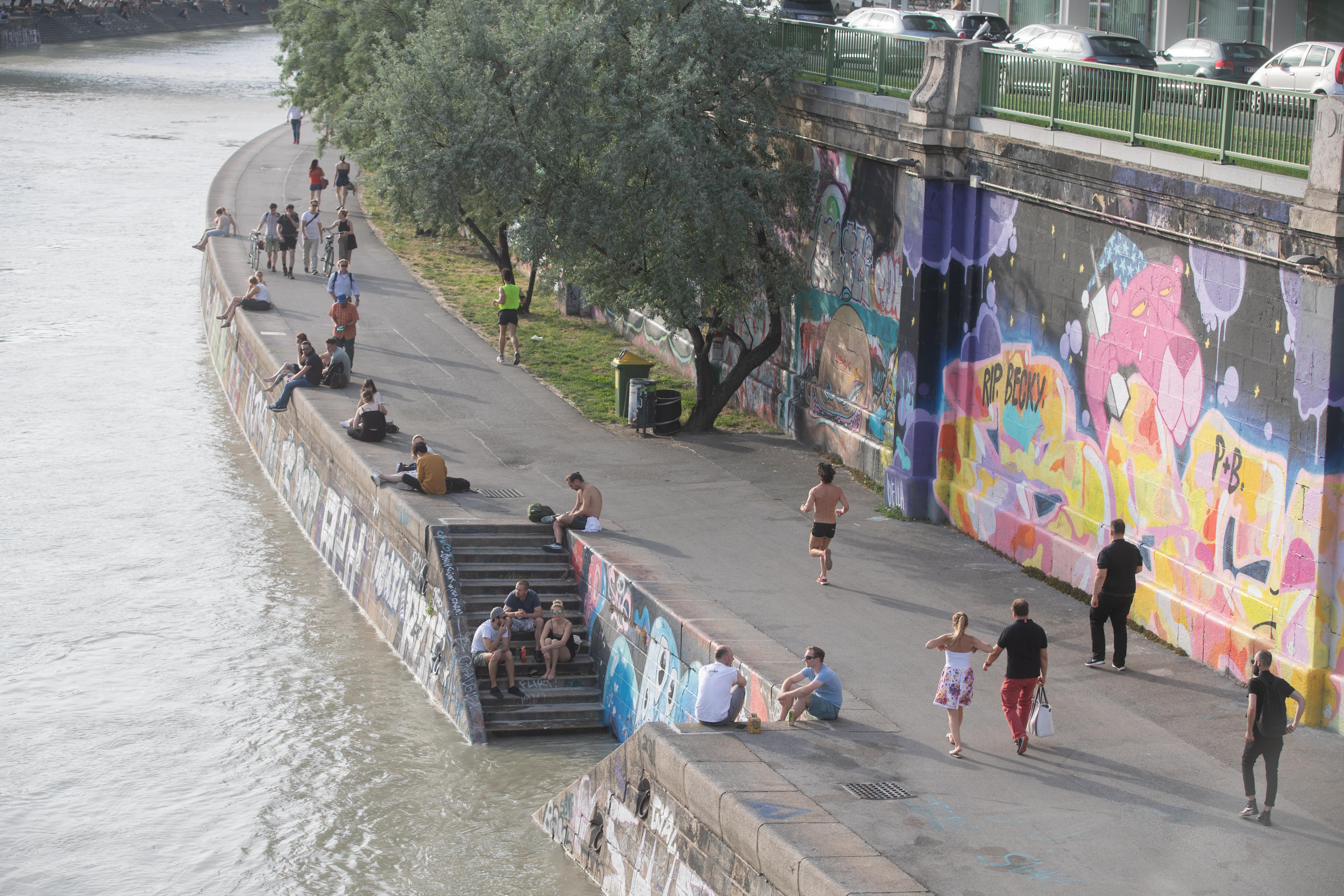 Passant von Fremden in den Donaukanal gestoßen
