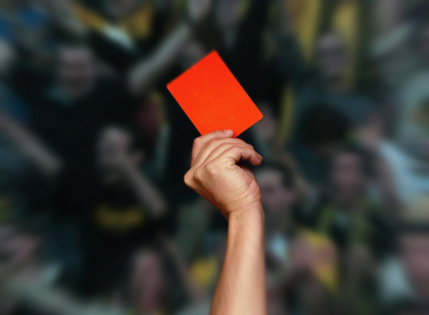 Total ausgerastet: Acht Rote Karten für Brasiliens Frauen-Te