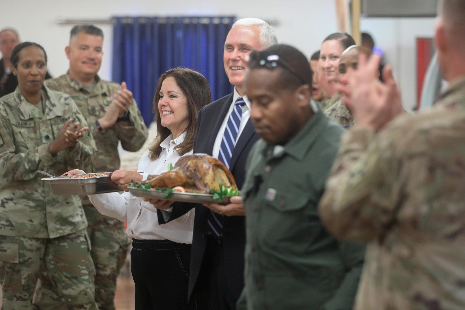 Vizepräsident Pence im Irak: Truthahn für US-Soldaten