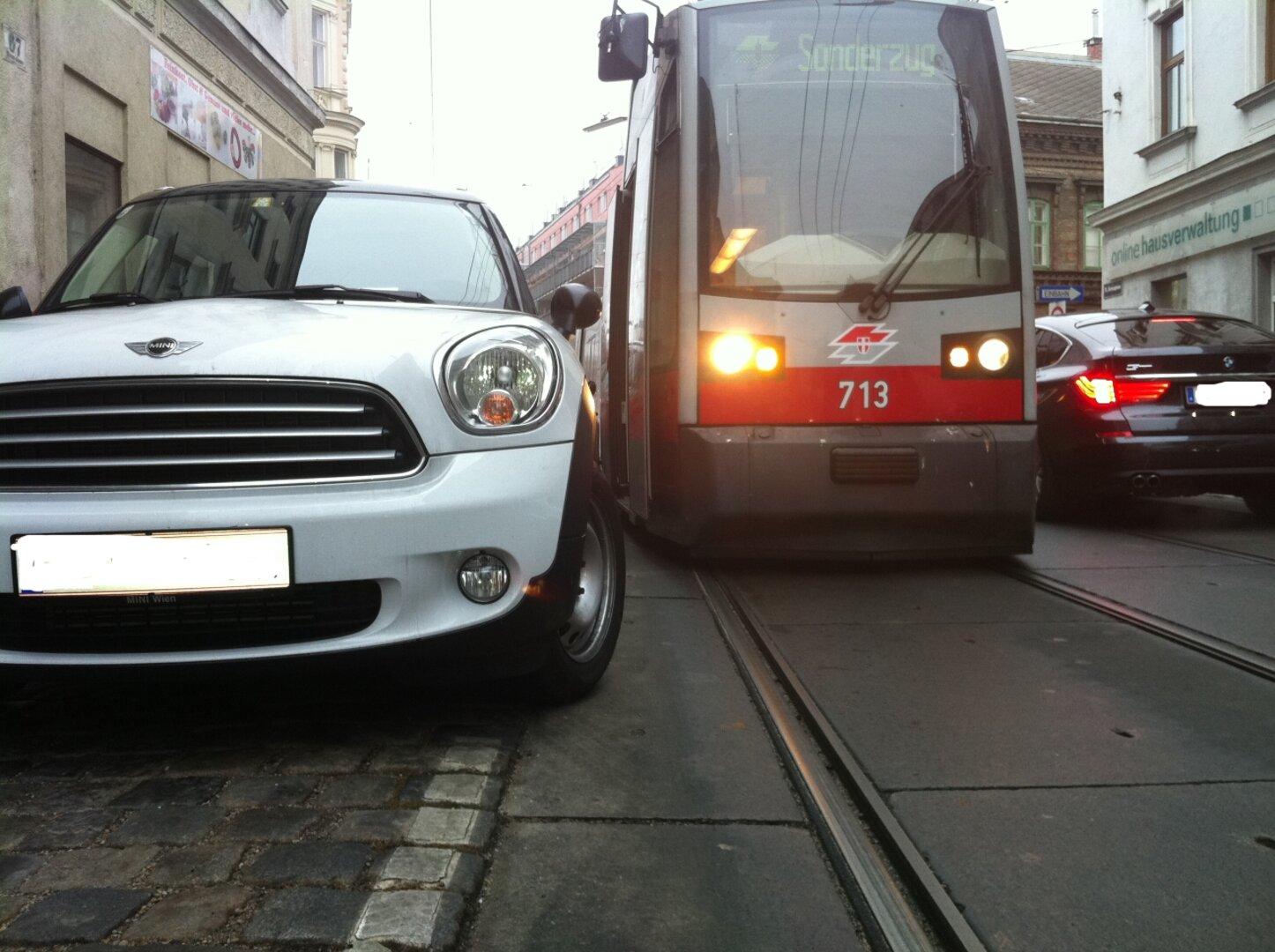 Auto und Straßenbahn im Verkehr.