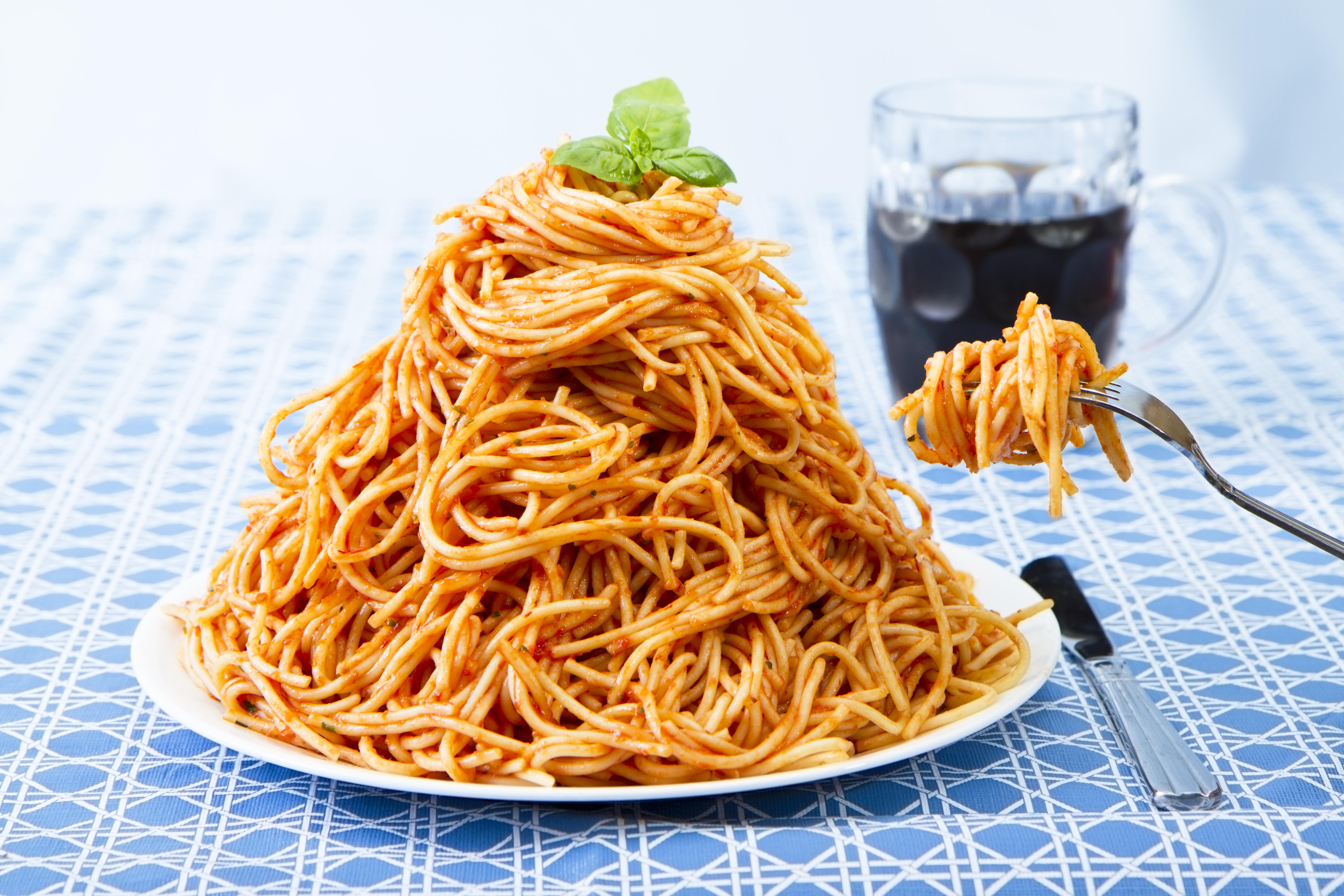 Картинка спагетти. Макароны в тарелке. Тарелка спагетти. Огромная тарелка спагетти. Лапша в тарелке.