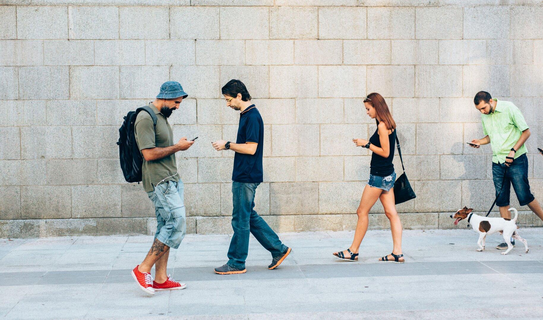X-Beine: Smartphone-Tippen beim Gehen verändert Gangbild