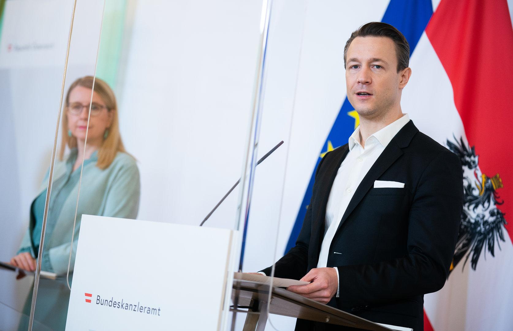CORONAVIRUS: PK "AKTUELLES ZU STANDORT UND BESCHÄFTIGUNG UND DER CORONAKURZARBEIT": BLÜMEL / SCHRAMBÖCK